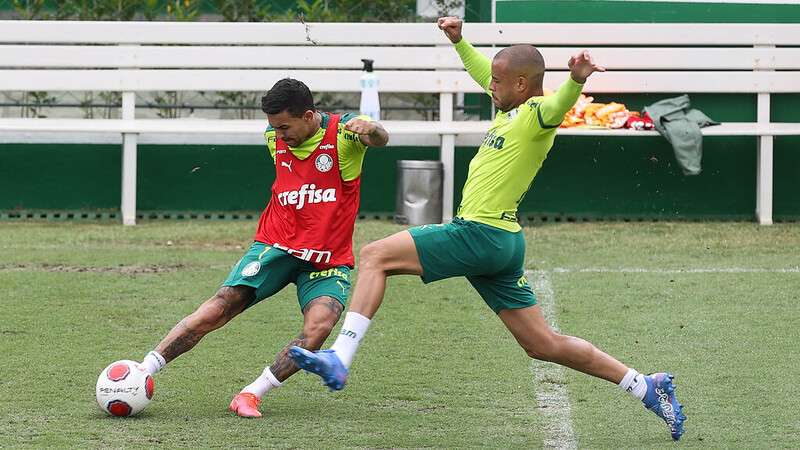 Dudu e Mayke durante os trabalhos de pré-temporada 2022 do Palmeiras, na Academia de Futebol.