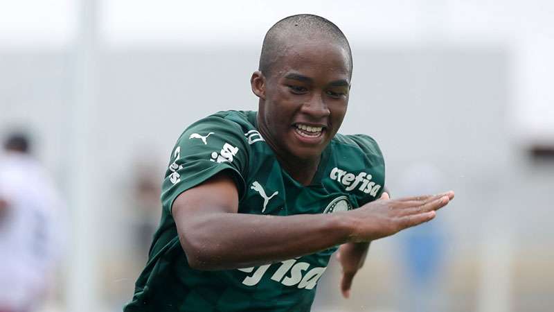 Endrick brilha outra vez, Palmeiras vence Real Ariquemes e garante classificação na Copinha.