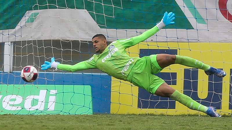 Kaique defendeu a cobrança de pênalti, evitou o empate e garantiu a 