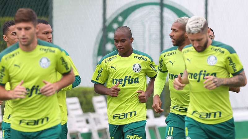 O atleta da base, Endrick, de apenas 15 anos, treina junto do elenco profissional do Palmeiras, na Academia de Futebol.