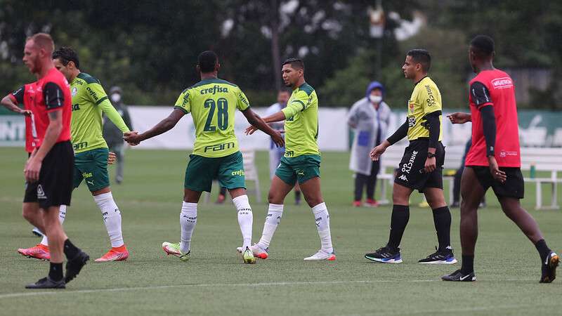 Rony cumprimenta companheiros após gol marcado durante jogo-treino contra a equipe Pouso Alegre, na Academia de Futebol.