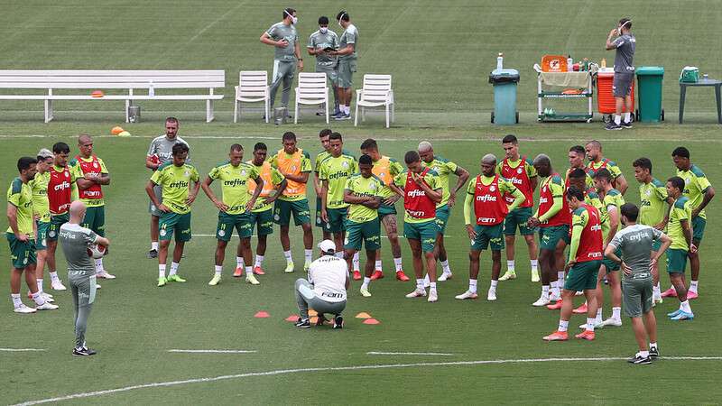 Abel Ferreira conversa com o elenco do Palmeiras durante treino, na Academia de Futebol.