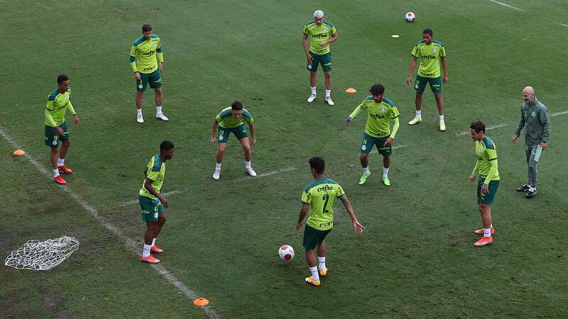 Atletas do Palmeiras durante treino, na Academia de Futebol.