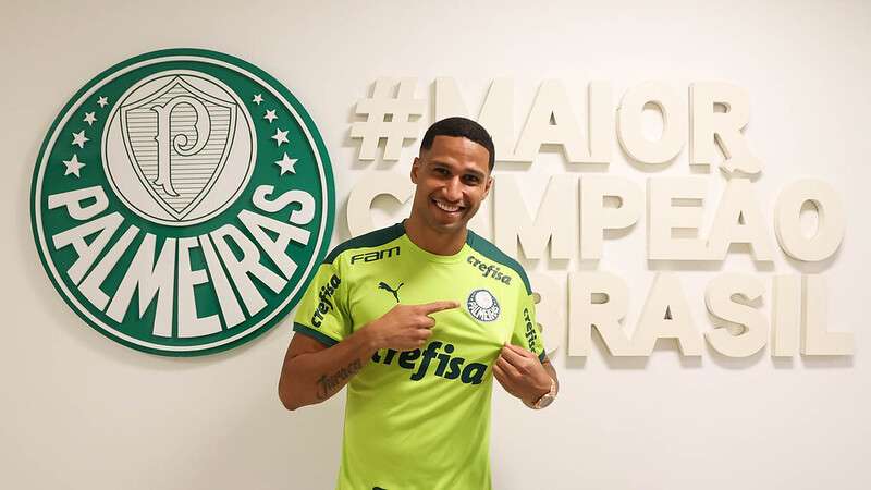 Murilo assinou contrato e conheceu as instalações do Centro de Excelência da Academia de Futebol, do Palmeiras.