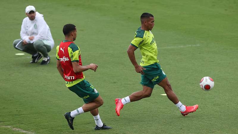 Murilo e Gabriel Veron, durante treino do Palmeiras, na Academia de Futebol.