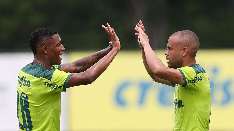 Danilo e Mayke durante jogo-treino do Palmeiras contra o Juventus, na Academia de Futebol.