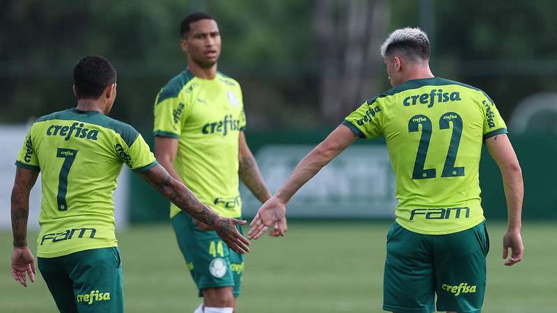 Dudu e Piquerez durante jogo-treino do Palmeiras contra o Primavera, na Academia de Futebol. 