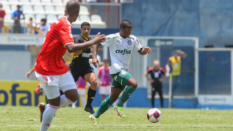 Endrick em disputa na partida entre Palmeiras e Internacional, válida pelas oitavas de final da Copa São Paulo de Futebol Júnior, no estádio Distrital do Inamar, em Diadema-SP.