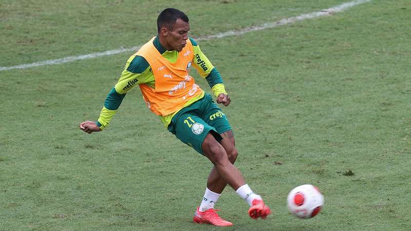 Gabriel Veron durante treinamento do Palmeiras, na Academia de Futebol.