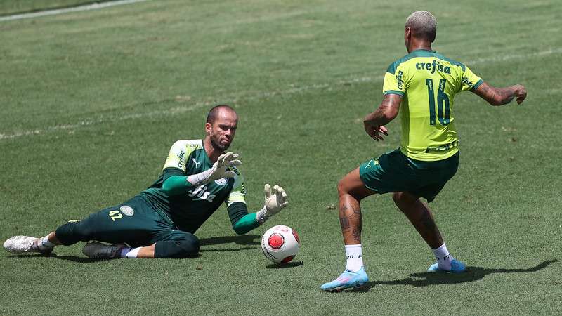 Marcelo Lomba em disputa com Deyverson, durante treinamento do Palmeiras, na Academia de Futebol.