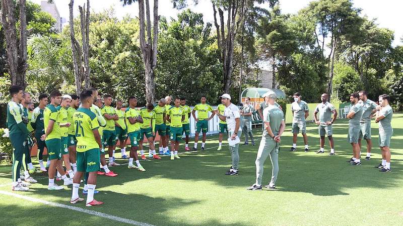Abel Ferreira conversa com o elenco do Palmeiras durante treinamento, antes do início do treino tático e das atividades físicas, na Academia de Futebol.