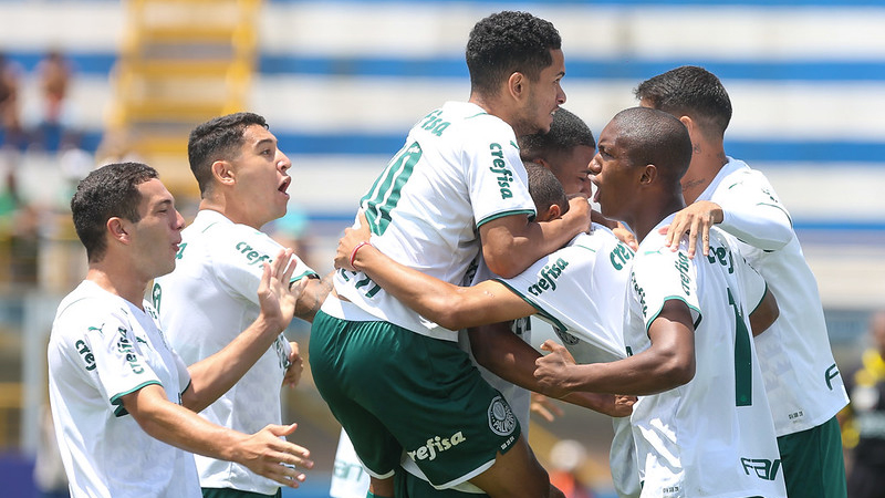Atletas do Sub-20 comemoram gol marcado na partida entre Palmeiras e Internacional, válida pelas oitavas de final da Copa São Paulo de Futebol Júnior, no estádio Distrital do Inamar, em Diadema-SP.