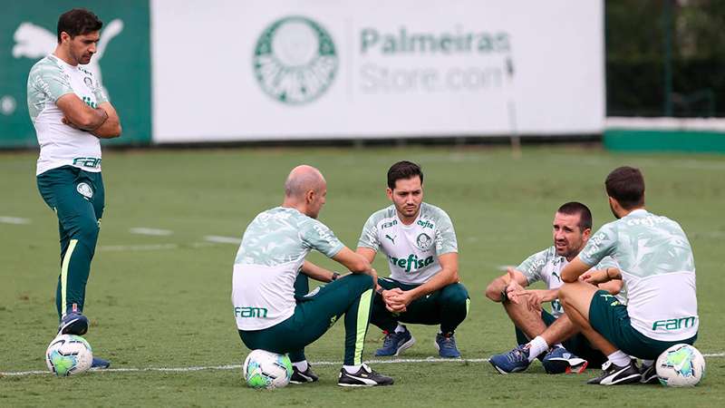 Abel Ferreira e sua comissão técnica: o auxiliar técnico Vitor Castanheira, o analista de desempenho Tiago Costa, o preparador físico João Martins e o auxiliar técnico Carlos Martinho, do Palmeiras, durante treinamento, na Academia de Futebol.