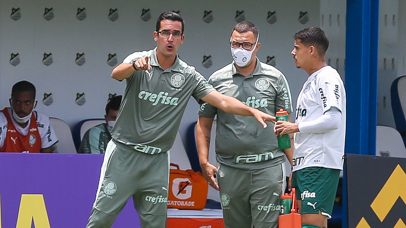 Paulo Victor orienta Lucas Freitas durante partida entre Palmeiras e Internacional, válida pelas oitavas de final da Copa São Paulo de Futebol Júnior, no estádio Distrital do Inamar, em Diadema-SP.