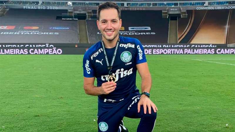 Tiago Costa, auxiliar de Abel, explica trabalho como analista e comenta sobre o futebol brasileiro.