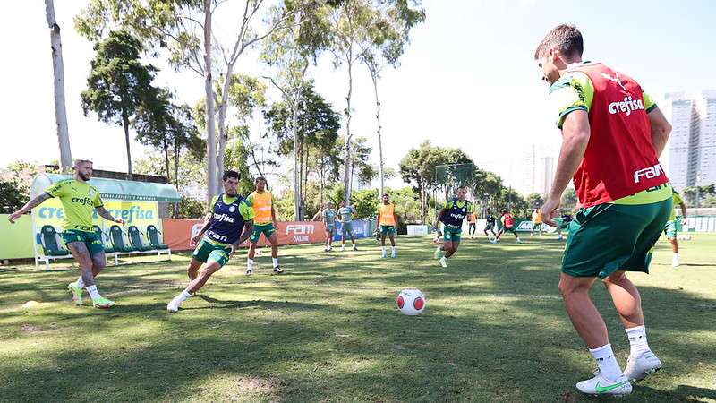 Jogadores do Palmeiras durante treinamento, na Academia de Futebol.