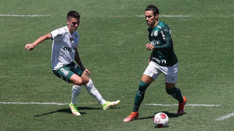 Eduard Atuesta e Raphael Veiga durante jogo-treino do Palmeiras, disputado na Academia de Futebol.