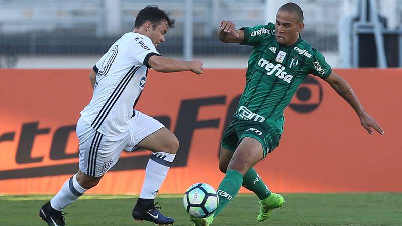 Gabriel Furtado do Palmeiras em disputa com o Renato Cajá da Ponte Preta, durante partida válida pela décima rodada do Brasileirão 2017, no Estádio Moisés Lucarelli.