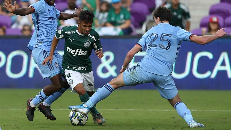 Alan Guimarães do Palmeiras em disputa com Scally do New York City FC, durante partida válida pela Flórida Cup, no Orlando City Stadium.