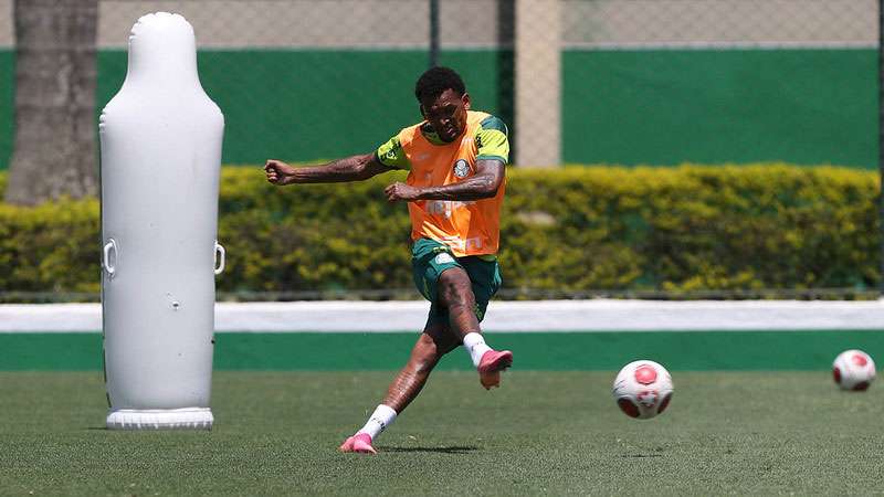 Jailson durante treinamento do Palmeiras na Academia de Futebol.