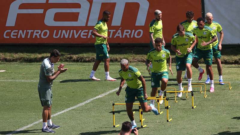 Atletas do Palmeiras durante treino na Academia de Futebol.