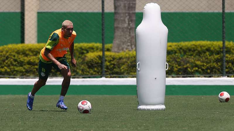 Rafael Navarro durante treinamento do Palmeiras, na Academia de Futebol.