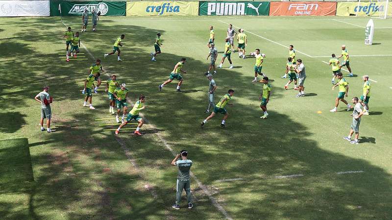 Atletas do Palmeiras durante treino na Academia de Futebol.