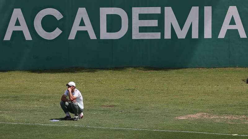 Abel Ferreira observa trabalho tático durante treinamento do Palmeiras, na Academia de Futebol.