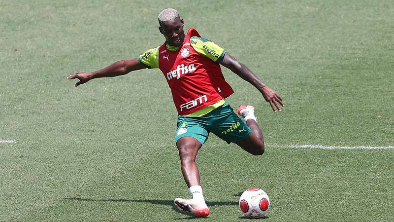 Patrick de Paula durante trabalho tático do Palmeiras, na Academia de Futebol.