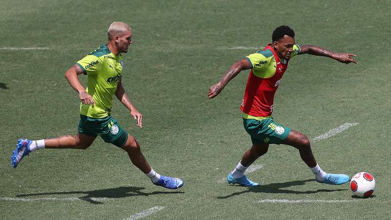 Rafael Navarro e Jailson durante coletivo em treinamento do Palmeiras, na Academia de Futebol.