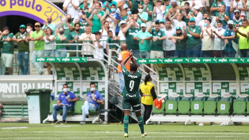 Endrick é ovacionado pela torcida na partida entre Palmeiras e Santos, válida pela final da Copa São Paulo de Futebol Júnior, no Allianz Parque, em São Paulo-SP.