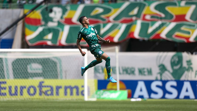 O segundo gol do Palmeiras foi uma pintura de Giovani.