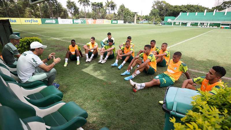 Abel Ferreira conversa com os jogadores do Sub-20 do Palmeiras, após a realização de treino técnico na Academia de Futebol.