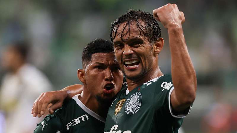 Gustavo Scarpa comemora com Rony o terceiro gol do Palmeiras contra a Ponte Preta, durante partida válida pela primeira rodada do Paulistão 2022, no Allianz Parque.