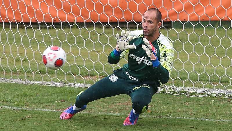 Marcelo Lomba realiza atividades durante treinamento do Palmeiras na Academia de Futebol, em São Paulo-SP.