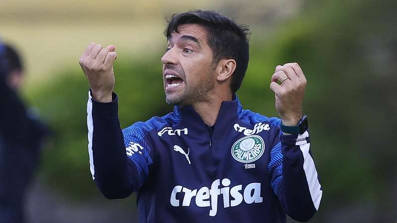 Abel Ferreira em jogo do Palmeiras contra o São Bernardo, durante partida válida pela segunda rodada do Paulistão 2022, no Estádio Municipal Primeiro de Maio.