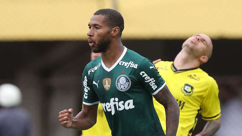Wesley comemora seu gol pelo Palmeiras contra o São Bernardo, durante partida válida pela segunda rodada do Paulistão 2022, no Estádio Municipal Primeiro de Maio.