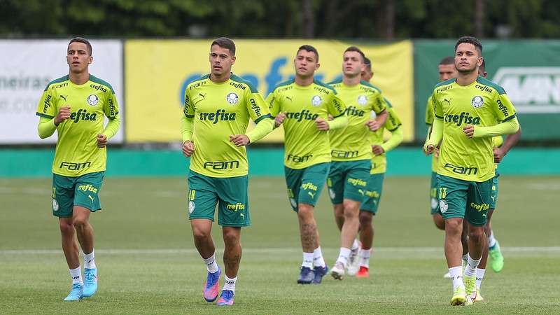 Atletas do Palmeiras durante treinamento na Academia de Futebol, em São Paulo-SP.