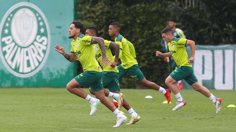 Atletas do Palmeiras durante treinamento na Academia de Futebol, em São Paulo-SP.