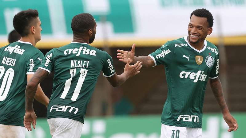 Jailson cumprimenta Wesley após gol em jogo do Palmeiras contra o São Bernardo, durante partida válida pela segunda rodada do Paulistão, no Estádio Municipal Primeiro de Maio.