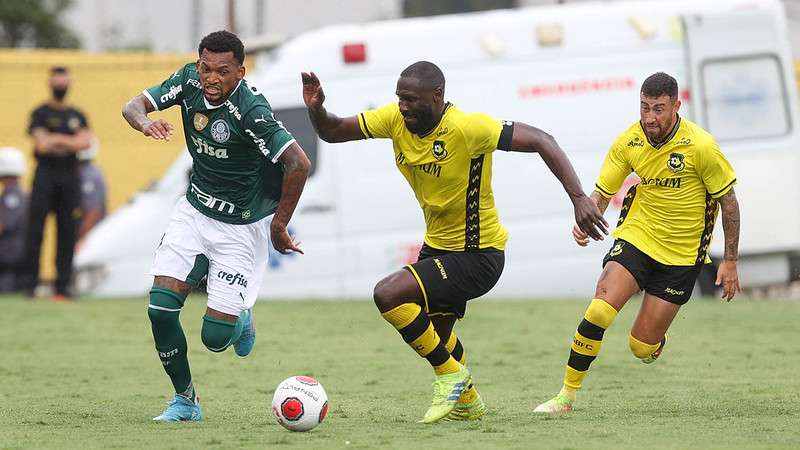 Jailson do Palmeiras disputa bola com o jogador Rodrigo Souza do São Bernardo, durante partida válida pela segunda rodada do Paulistão, no Estádio Municipal Primeiro de Maio.