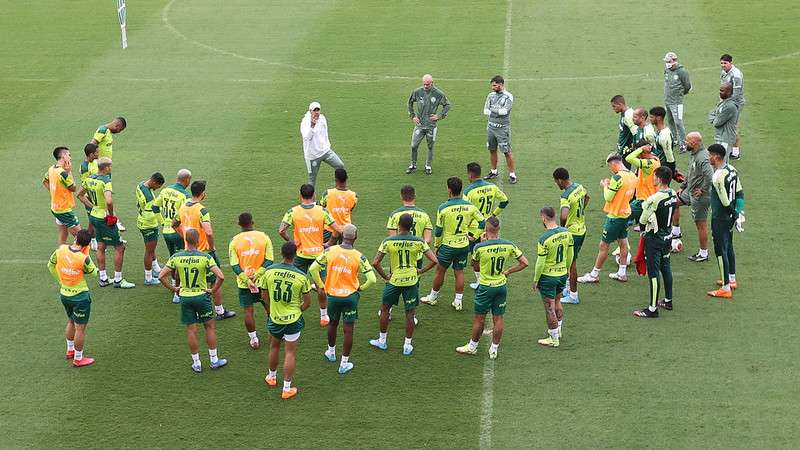 Abel Ferreira conversa com o elenco do Palmeiras durante treinamento, na Academia de Futebol.