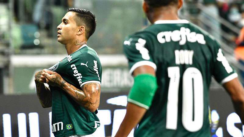 Dudu comemora com Rony o seu gol pelo Palmeiras contra o Água Santa, durante partida válida pela terceira rodada do Paulistão 2022, no Allianz Parque.