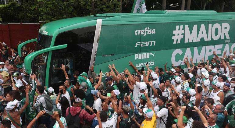 Palmeiras recebe apoio da torcida no CT antes de embarcar para o Mundial.