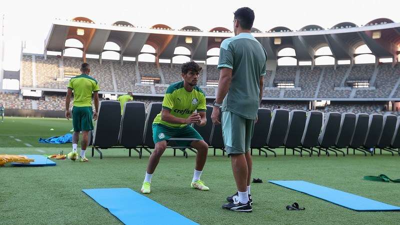 Gustavo Scarpa durante treinamento do Palmeiras no estádio Zayed Sports City Stadium, em Abu Dhabi, nos Emirados Árabes Unidos.