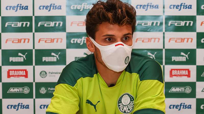 Raphael Veiga concede entrevista coletiva pelo Palmeiras, em Abu Dhabi-EUA.