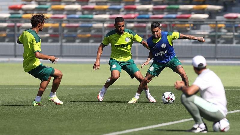 Scarpa, Jorge e Dudu, realizam atividades táticas, observados por Abel Ferreira, durante treinamento do Palmeiras no Zayed Sports City Stadium, em Abu Dhabi-EUA.