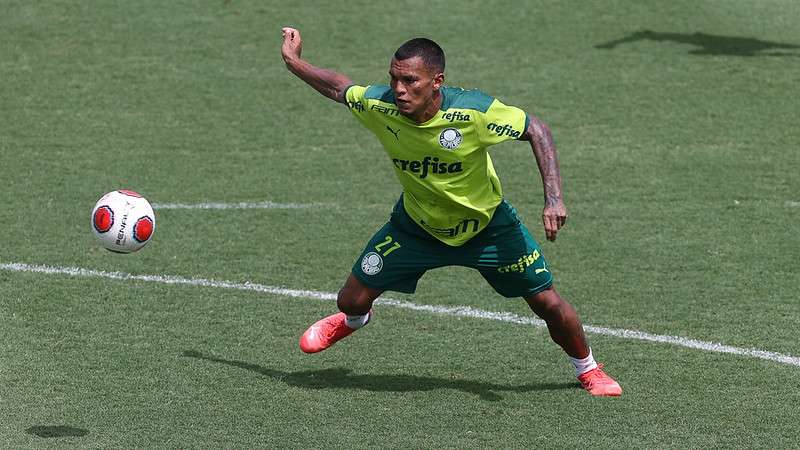 Gabriel Veron durante treinamento do Palmeiras, na Academia de Futebol.