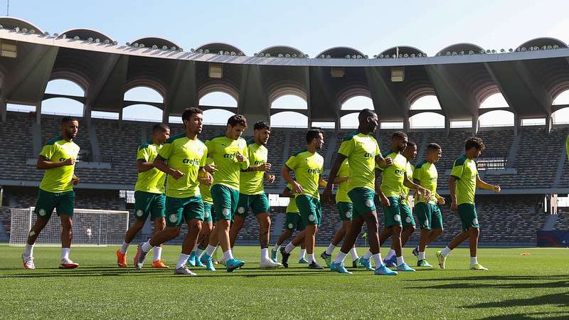 Atletas durante treino do Palmeiras no Zayed Sports City Stadium, em Abu Dhabi-EAU.