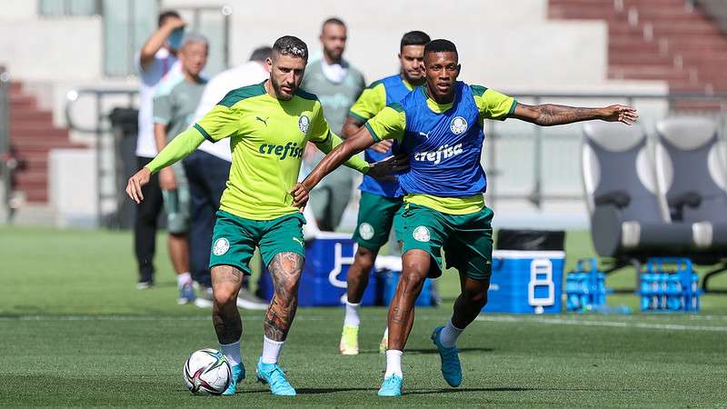 Zé Rafael e Danilo em disputa, durante treino do Palmeiras no Zayed Sports City Stadium, em Abu Dhabi-EAU.